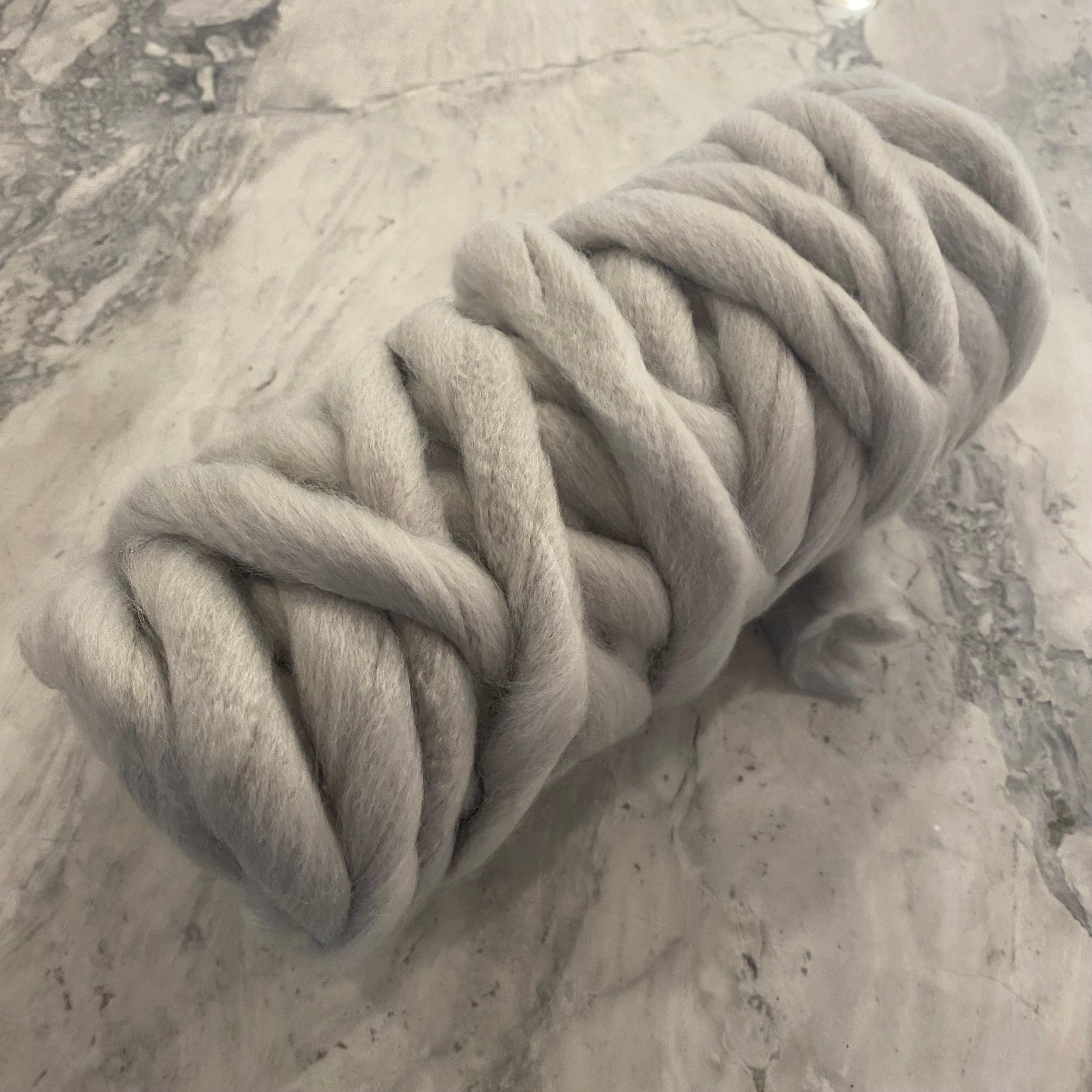 MAUVE ROVING YARN