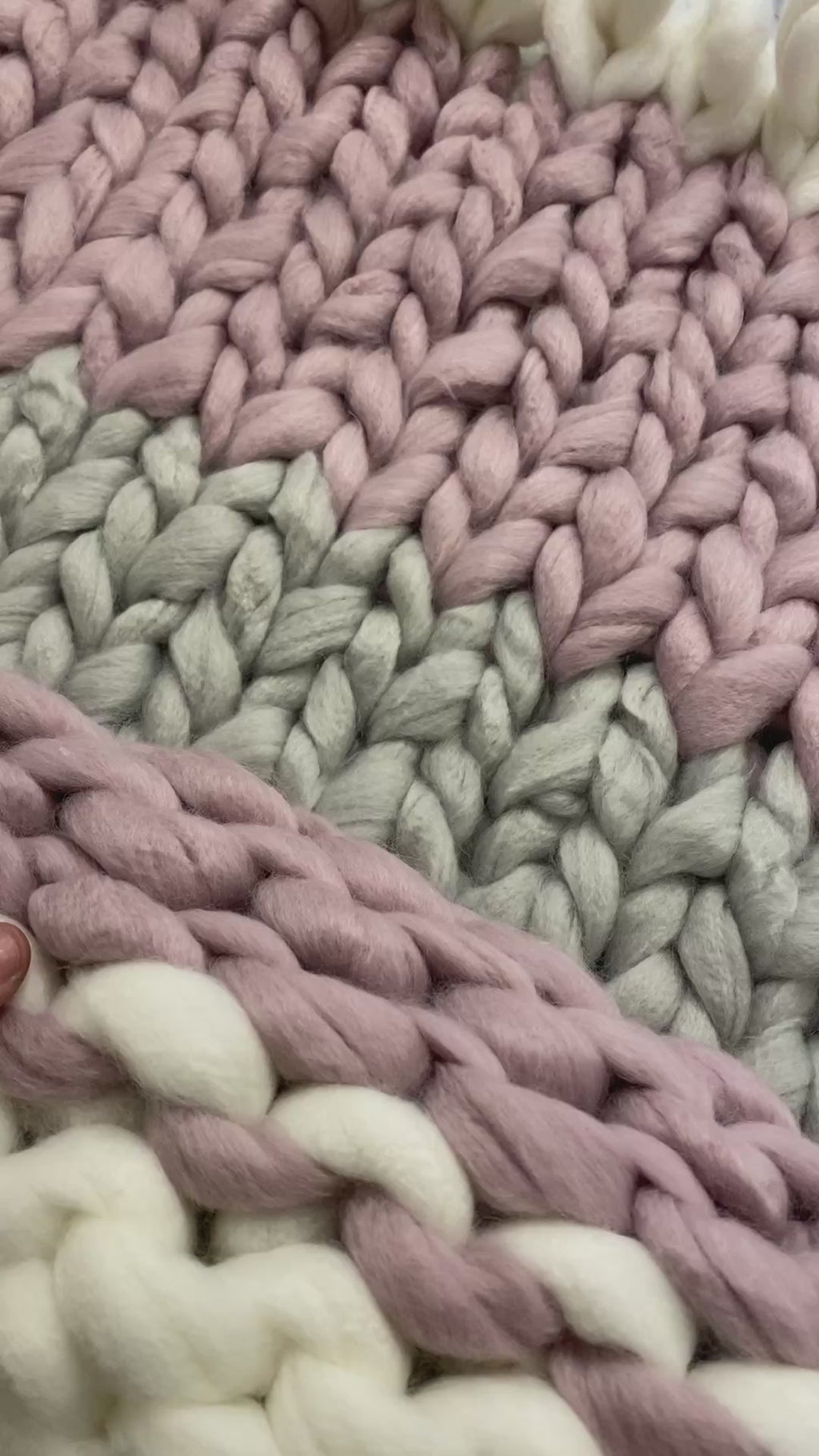 MAUVE ROVING YARN